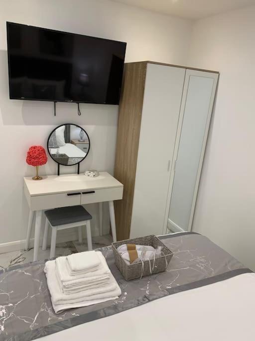 Apartment C, A One Bedroom Flat In South London Carshalton エクステリア 写真