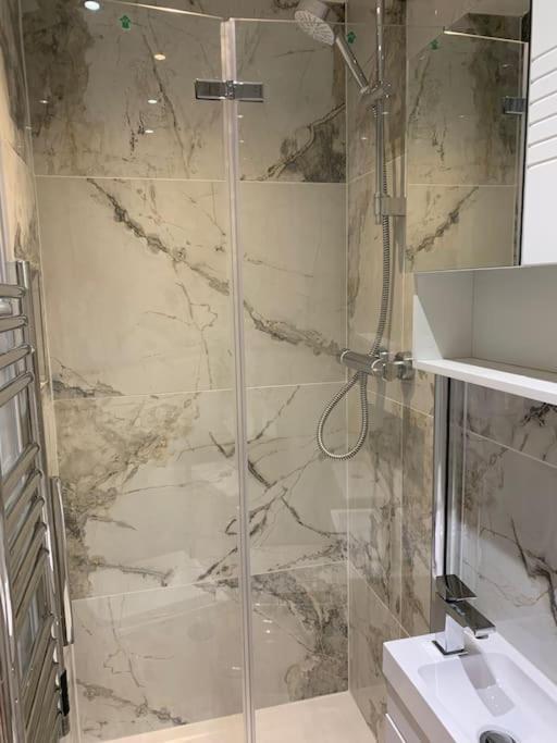 Apartment C, A One Bedroom Flat In South London Carshalton エクステリア 写真