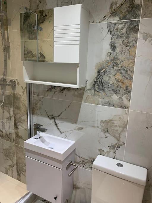 Apartment C, A One Bedroom Flat In South London Carshalton エクステリア 写真