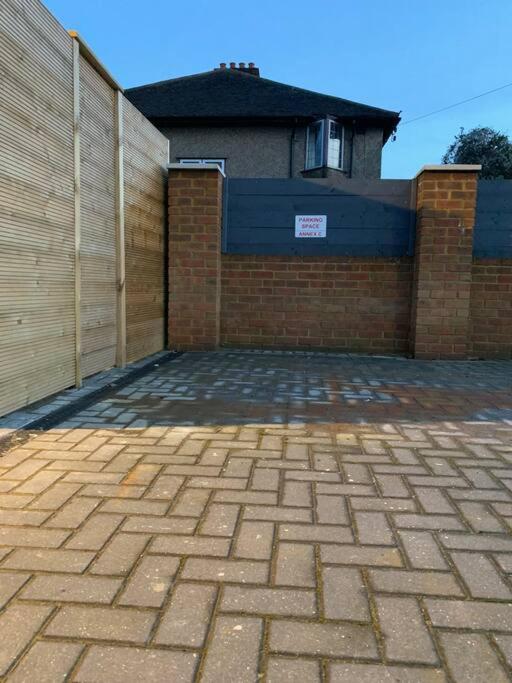 Apartment C, A One Bedroom Flat In South London Carshalton エクステリア 写真