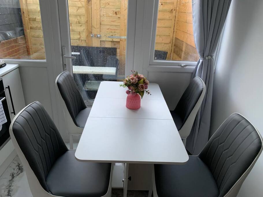 Apartment C, A One Bedroom Flat In South London Carshalton エクステリア 写真